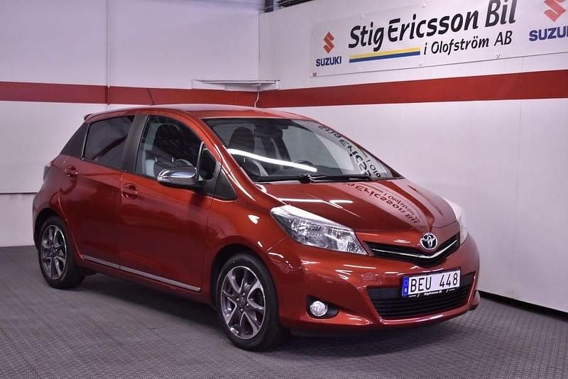 Röd Begagnad 2013 Toyota Yaris Halvkombi | 76 500 kr (Lite dyr) - Bild 1/4