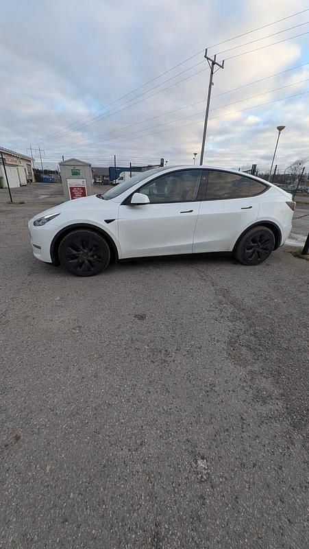 Begagnad Tesla Model Y Long Range AWD 378 kW (514 HK) 2025 SUV