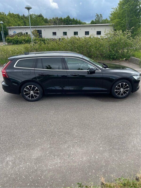 Svart Begagnad 2021 Volvo V60 Momentum Kombi | 259 000 kr (Marknadspris) - Bild 1/4