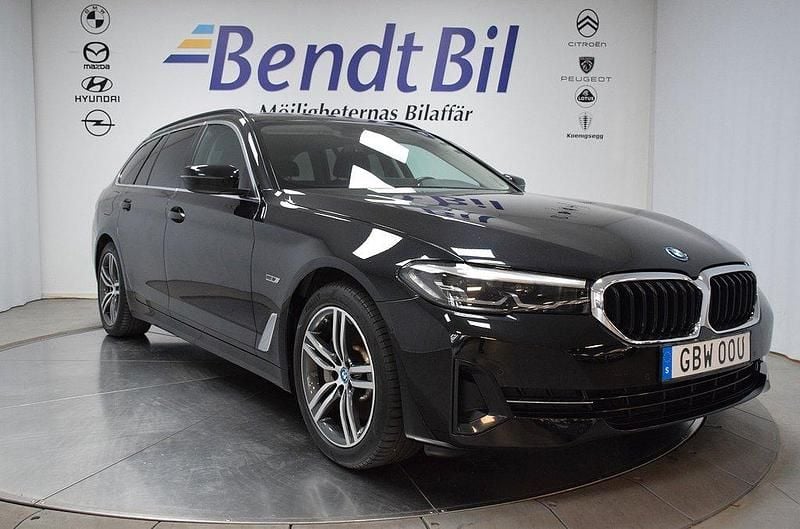 Svart Begagnad 2023 BMW 530e Kombi | 379 500 kr (Marknadspris) - Bild 1/3
