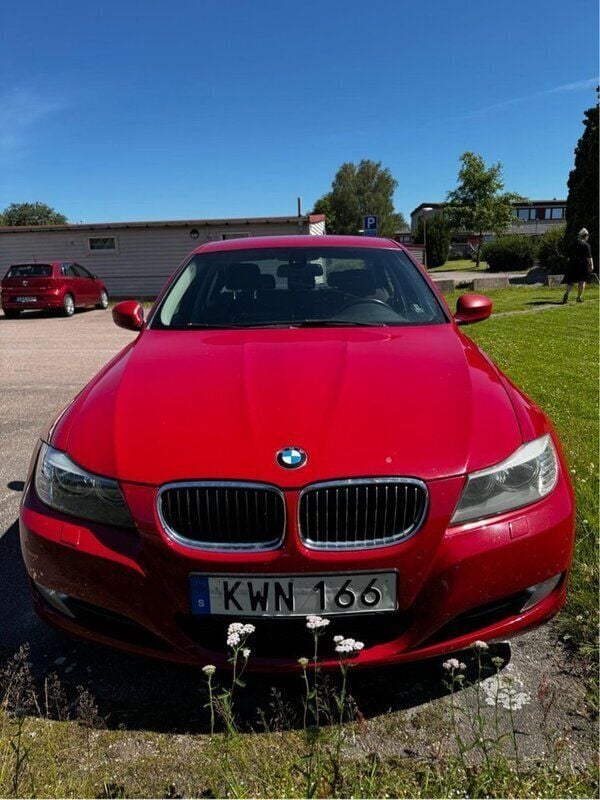 Röd Begagnad 2011 BMW 320 Comfort Edition Sedan | 90 000 kr (Marknadspris) - Bild 1/4