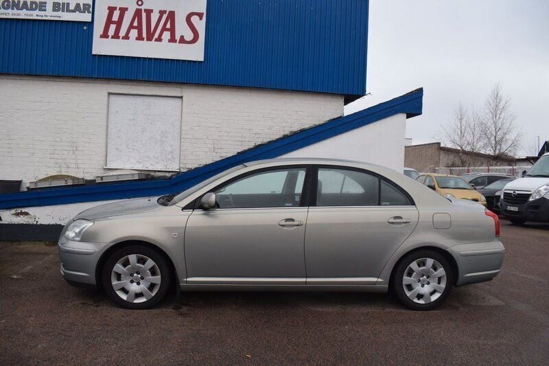 Grön Begagnad 2004 Toyota Avensis Sedan | 49 500 kr (Marknadspris) - Bild 1/4
