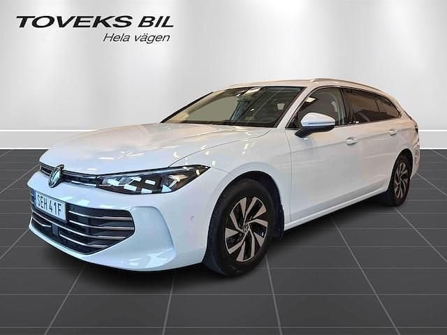 Vit (pure white) Begagnad 2024 VW Passat Business Kombi | 369 900 kr (Marknadspris) - Bild 1/4