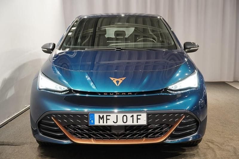 Begagnad Cupra Born e-Boost 172 kW (234 HK) 2023 Blå Halvkombi