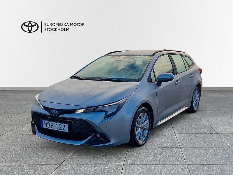 Silver Begagnad 2023 Toyota Corolla Active Kombi | 259 900 kr (Bra pris) - Bild 1/4