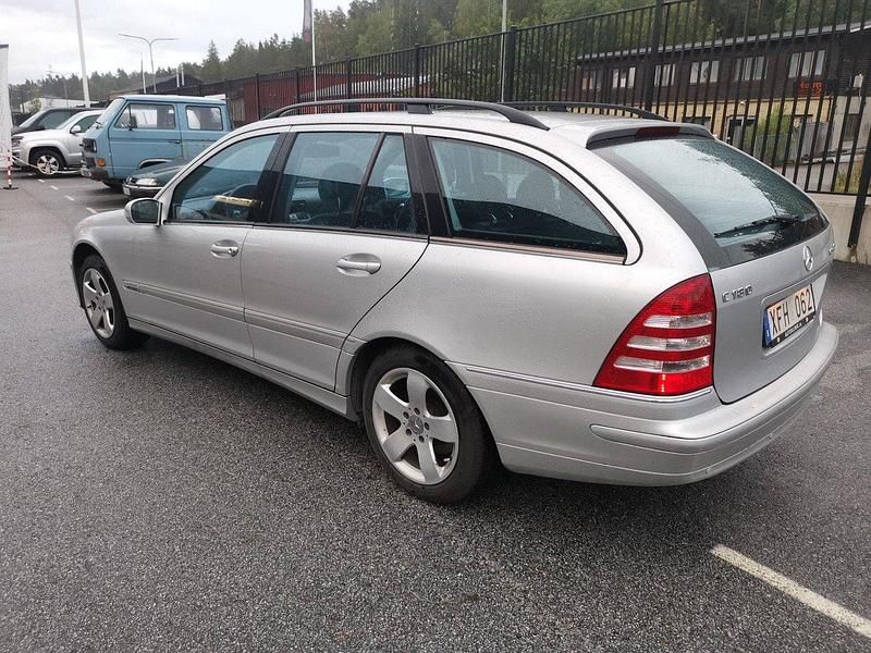 Silver Begagnad 2005 Mercedes C180 Avantgarde Kombi | 43 500 kr (Lite dyr) - Bild 1/4