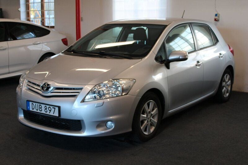 Silver Begagnad 2011 Toyota Auris Plus Halvkombi | 89 900 kr (Marknadspris) - Bild 1/4