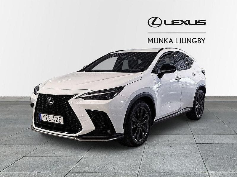 Vit Begagnad 2023 Lexus NX450h+ Sport Line SUV | 629 900 kr (Marknadspris) - Bild 1/4