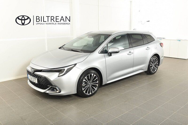 Silver Begagnad 2023 Toyota Corolla Sport Kombi | 298 900 kr (Bra pris) - Bild 1/4