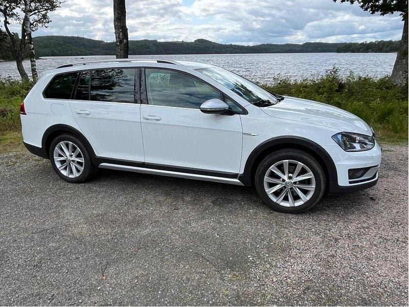 Vit Begagnad 2016 VW Golf Alltrack Kombi | 156 000 kr (Marknadspris) - Bild 1/4