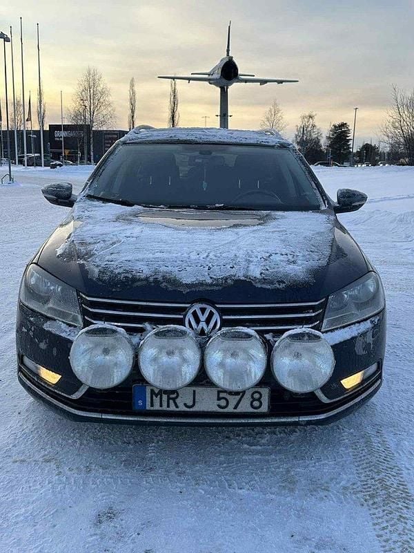 Blå Begagnad 2011 VW Passat Kombi | 49 000 kr (Superpris) - Bild 1/4