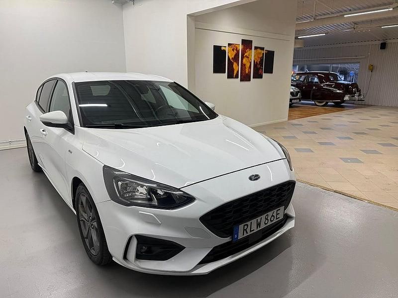 Begagnad Ford Focus ST-Line 125 HK (91 kW) 2021 Vit Halvkombi