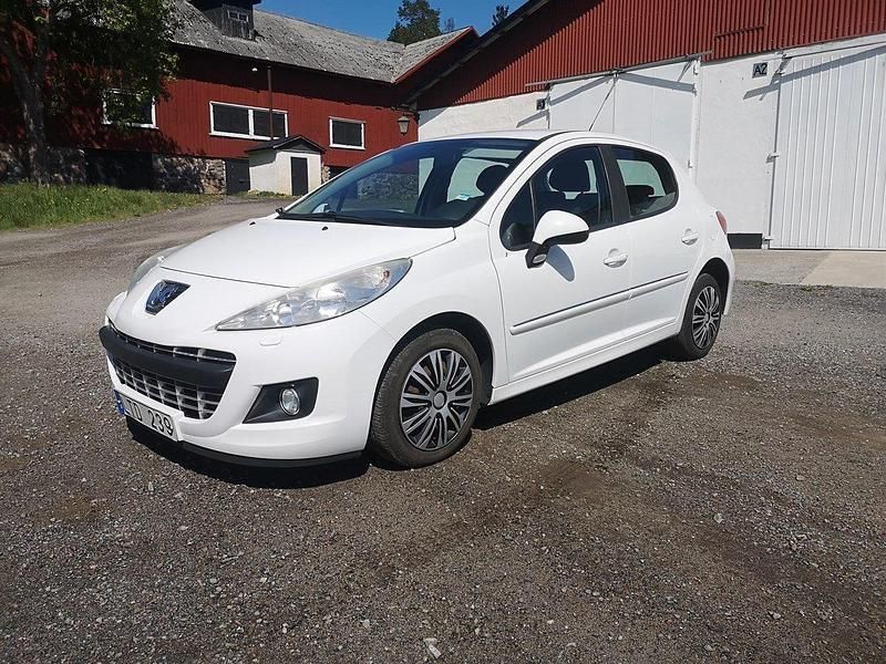 Vit (vit metallic) Begagnad 2011 Peugeot 207 Halvkombi | 34 500 kr (Marknadspris) - Bild 1/4