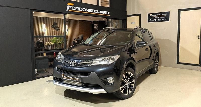 Mörkblå Begagnad 2015 Toyota RAV4 SUV | 174 900 kr (Marknadspris) - Bild 1/4