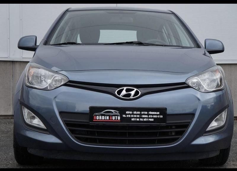 Blå Begagnad 2013 Hyundai i20 Select Halvkombi | 31 900 kr (Marknadspris) - Bild 1/4