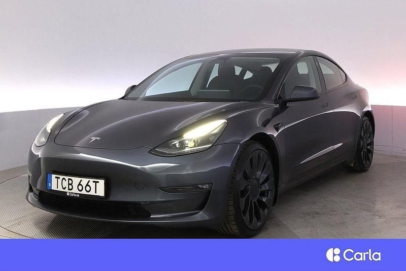 Grå Begagnad 2021 Tesla Model 3 Performance Sedan | 349 900 kr (Marknadspris) - Bild 1/4