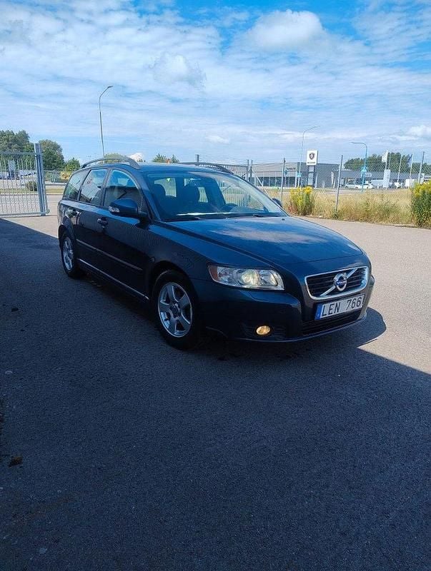 Blå Begagnad 2010 Volvo V50 Kombi | 67 900 kr (Marknadspris) - Bild 1/4
