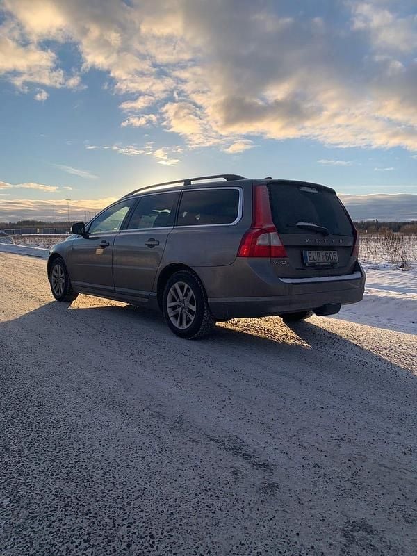 Oyster grey pearl Begagnad 2010 Volvo V70 Kombi | 47 000 kr (Bra pris) - Bild 1/4