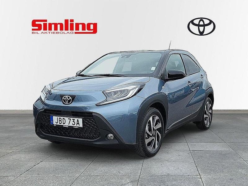 Grå (grå / svart) Ny 2024 Toyota Aygo Pulse Halvkombi | 239 800 kr (Marknadspris) - Bild 1/4