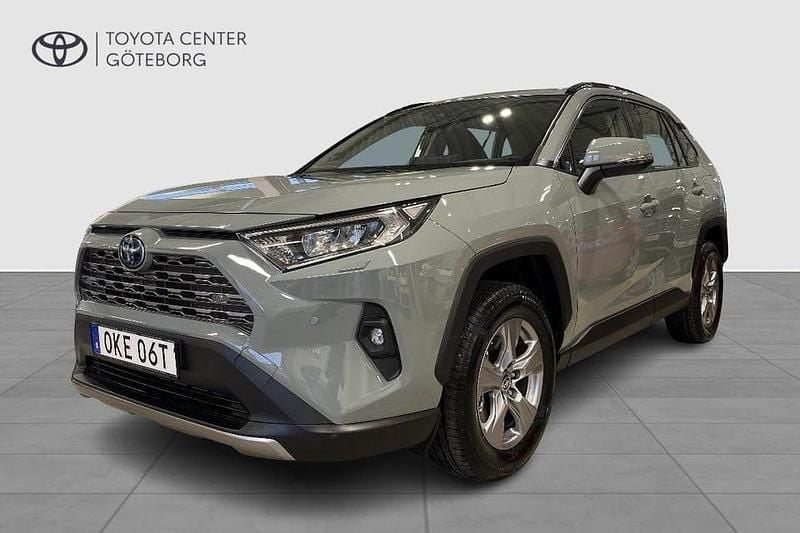 Grön Ny 2025 Toyota RAV4 Hybrid Active SUV | 414 900 kr (Bra pris) - Bild 1/4