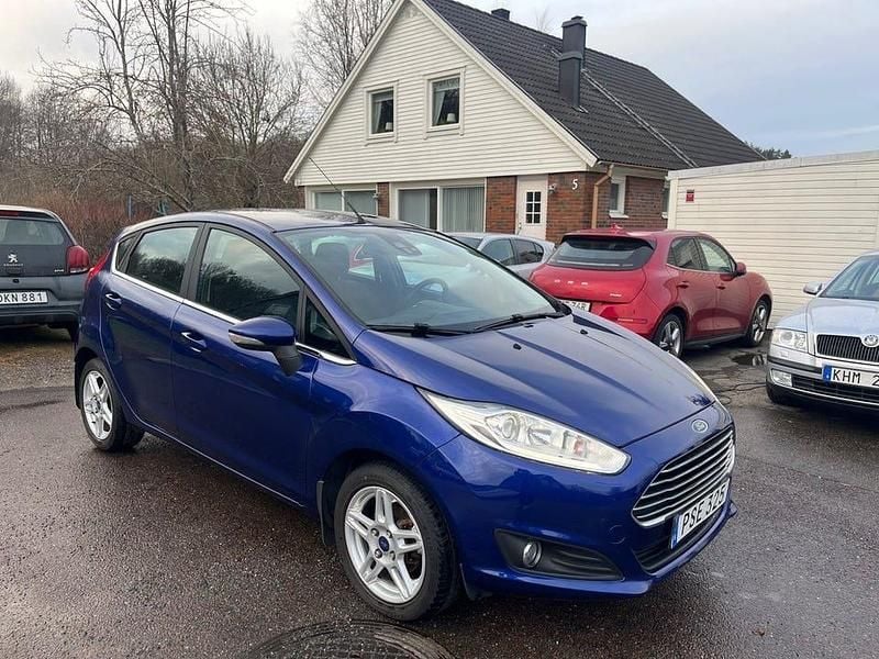 Blå Begagnad 2014 Ford Fiesta Titanium Halvkombi | 65 000 kr (Marknadspris) - Bild 1/4