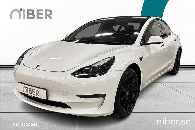 Vit Begagnad 2021 Tesla Model 3 Long Range AWD Sedan | 299 900 kr (Marknadspris) - Bild 1/4