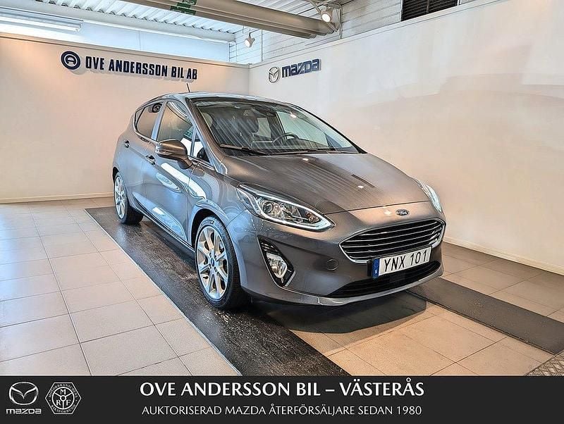 Grå Begagnad 2017 Ford Fiesta Titanium Halvkombi | 129 900 kr (Lite dyr) - Bild 1/4