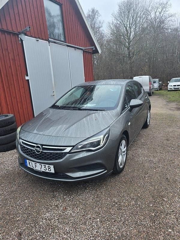 Grå Begagnad 2018 Opel Astra Enjoy Halvkombi | 105 000 kr (Bra pris) - Bild 1/4