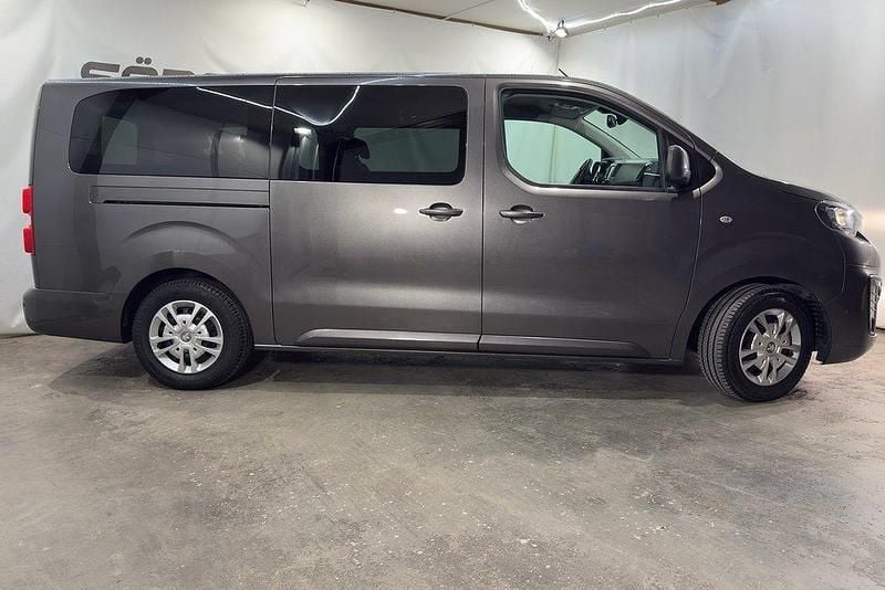 Begagnad Peugeot e-Traveller 100 kW (136 HK) 2021 Grå Minibuss