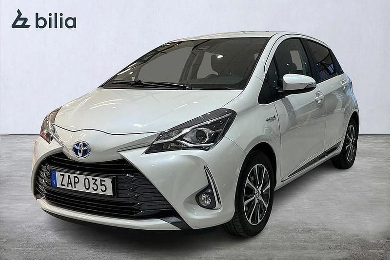 Grå Begagnad 2018 Toyota Yaris Hybrid Halvkombi | 184 900 kr (Marknadspris) - Bild 1/3