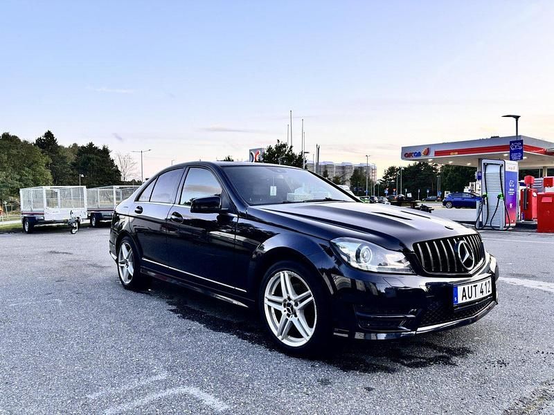 Svart Begagnad 2014 Mercedes C63 AMG Avantgarde Sedan | 140 000 kr - Bild 1/4