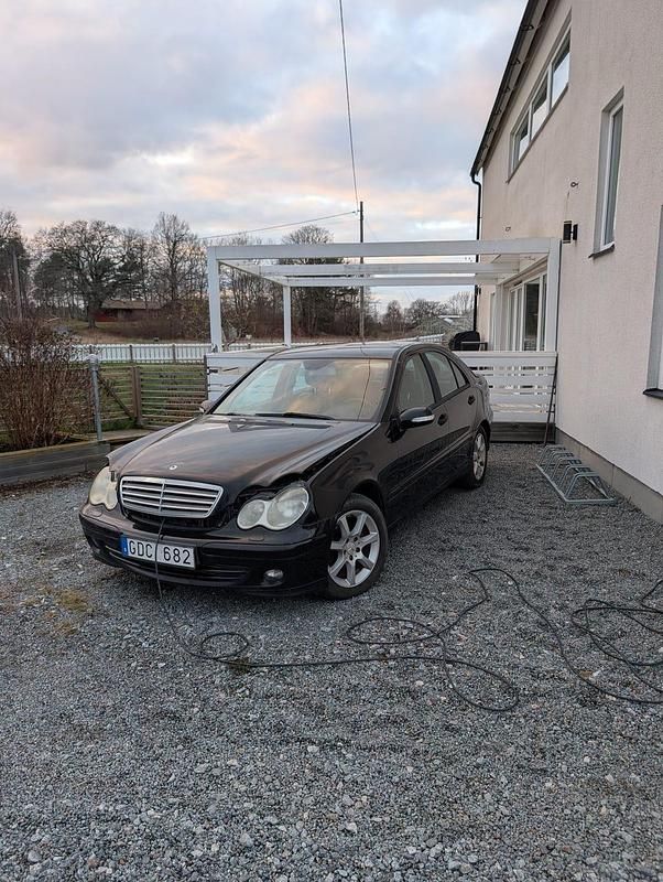 Begagnad 2007 Mercedes C200 Sedan | 25 000 kr - Bild 1/4