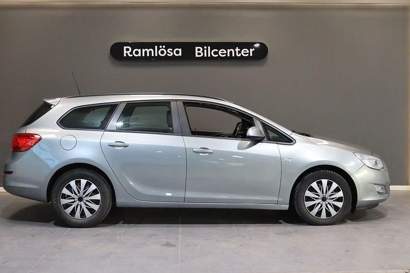 Begagnad Opel Astra Enjoy 126 HK (92 kW) 2011 Grå Kombi