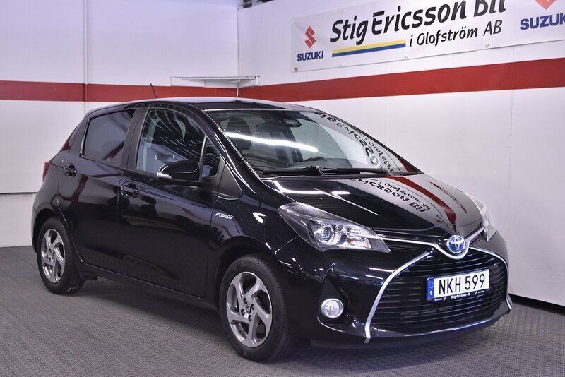 Svart Begagnad 2015 Toyota Yaris Hybrid Halvkombi | 114 500 kr (Lite dyr) - Bild 1/4