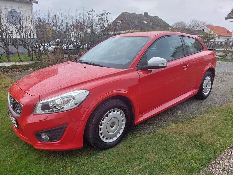 Röd Begagnad 2012 Volvo C30 R-Design Halvkombi | 70 000 kr (Marknadspris) - Bild 1/4