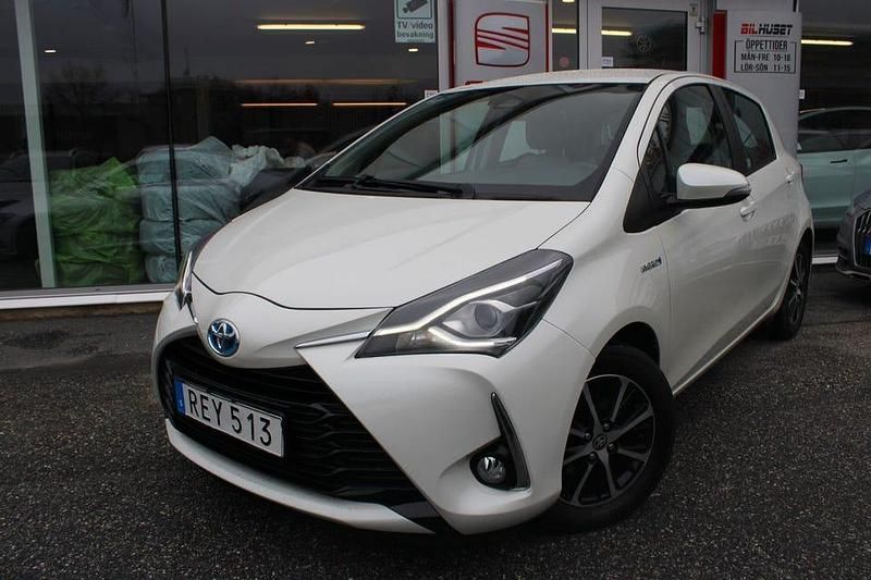 Ljusgrå (grå) Begagnad 2018 Toyota Yaris Hybrid Edition Halvkombi | 99 900 kr (Superpris) - Bild 1/4