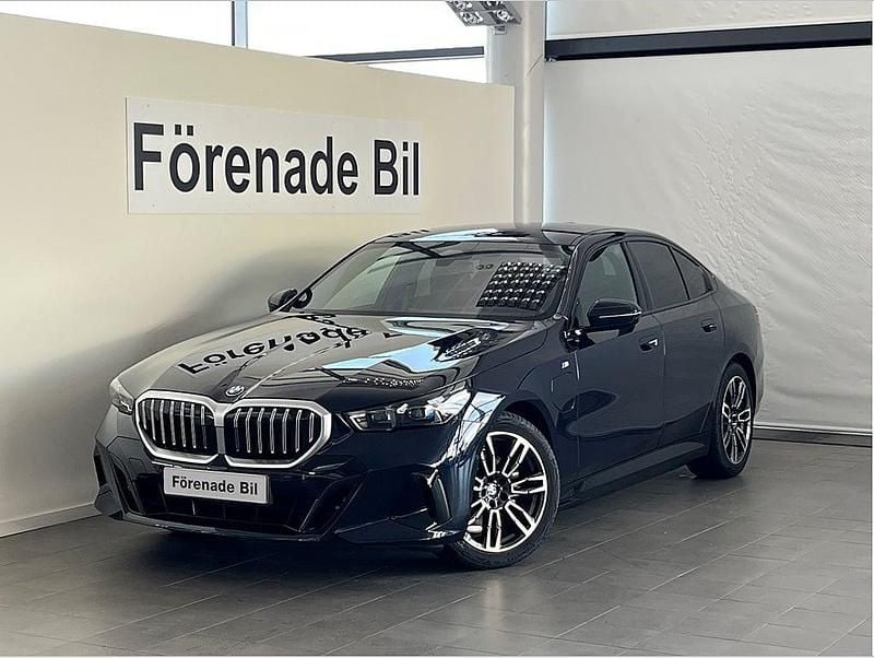 Svart Begagnad 2025 BMW 530e M Sport Sedan | 696 000 kr (Marknadspris) - Bild 1/4