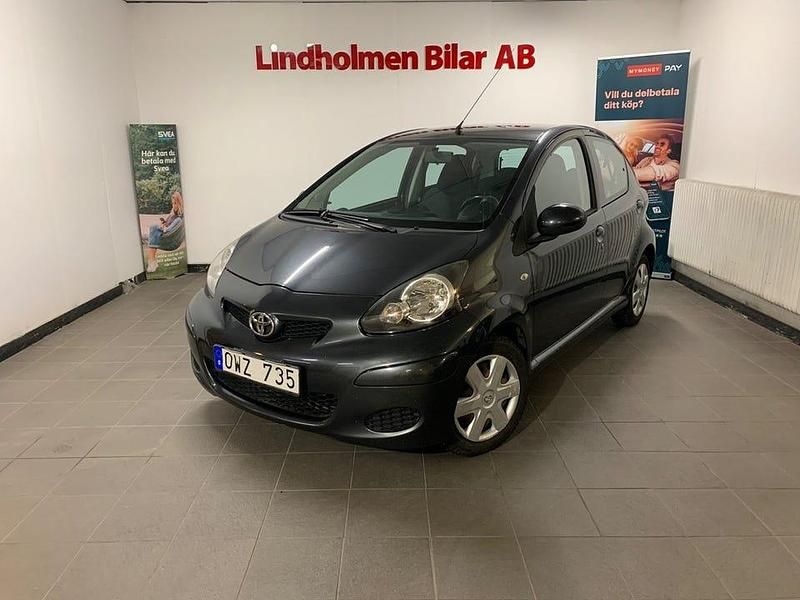 Grå Begagnad 2010 Toyota Aygo Halvkombi | 32 900 kr (Marknadspris) - Bild 1/4