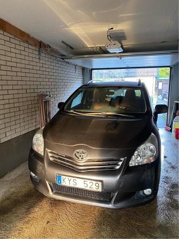 Grå Begagnad 2011 Toyota Verso Multidrive S Minibuss | 60 000 kr (Marknadspris) - Bild 1/4