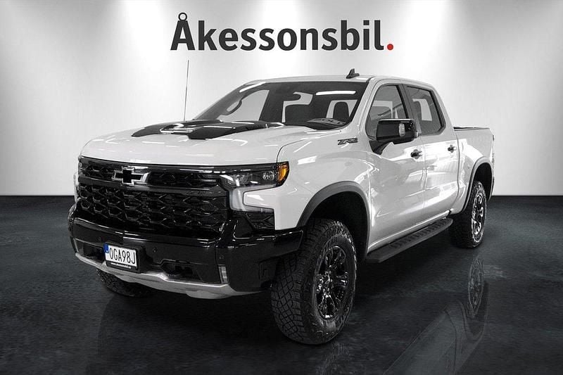 Vit Ny 2025 Chevrolet Silverado Van | 1 248 750 kr (Dyr) - Bild 1/4