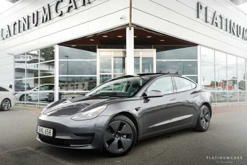 Grå Begagnad 2022 Tesla Model 3 Standard Range Sedan | 399 000 kr (Dyr) - Bild 1/4