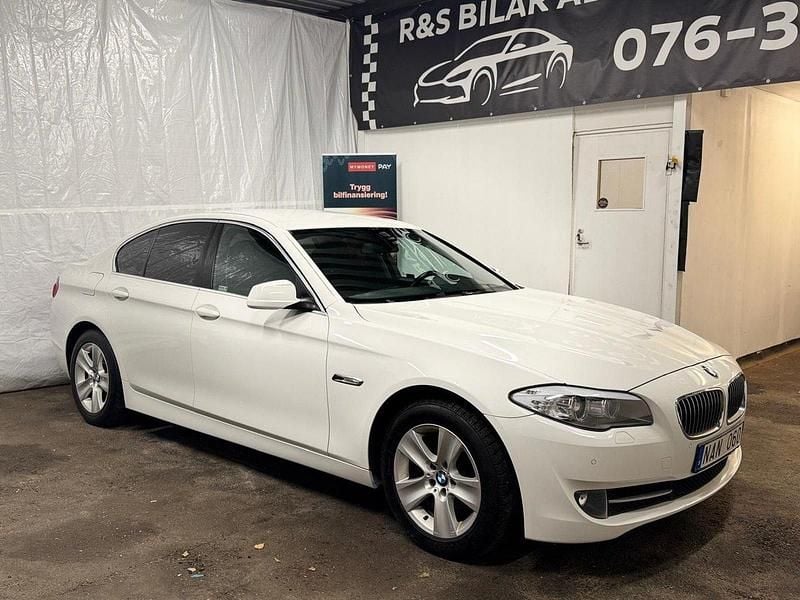 Vit Begagnad 2013 BMW 520 Sedan | 129 900 kr (Marknadspris) - Bild 1/4