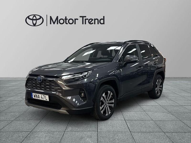 Grå Begagnad 2025 Toyota RAV4 Hybrid Executive SUV | 494 900 kr (Marknadspris) - Bild 1/4