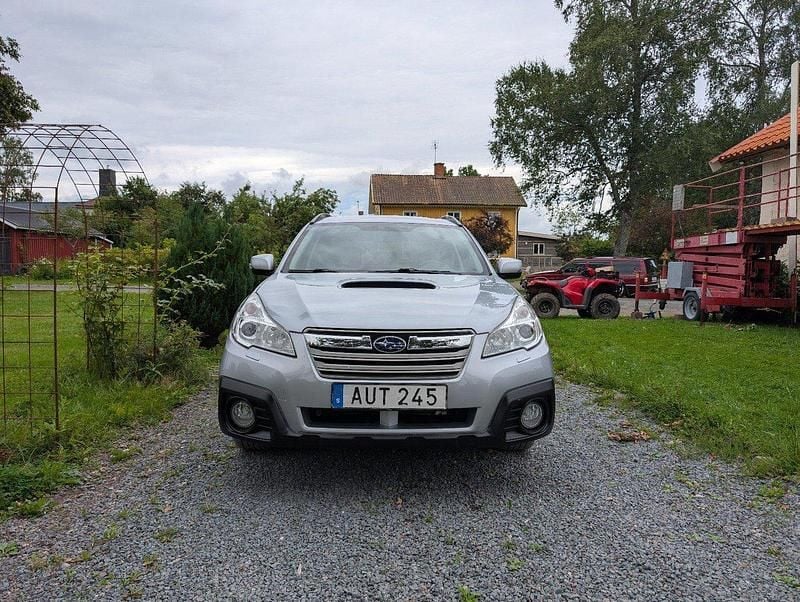 Silver Begagnad 2014 Subaru Outback SUV | 115 000 kr (Marknadspris) - Bild 1/4