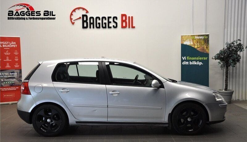 Silver Begagnad 2004 VW Golf IV Halvkombi | 39 900 kr (Marknadspris) - Bild 1/4