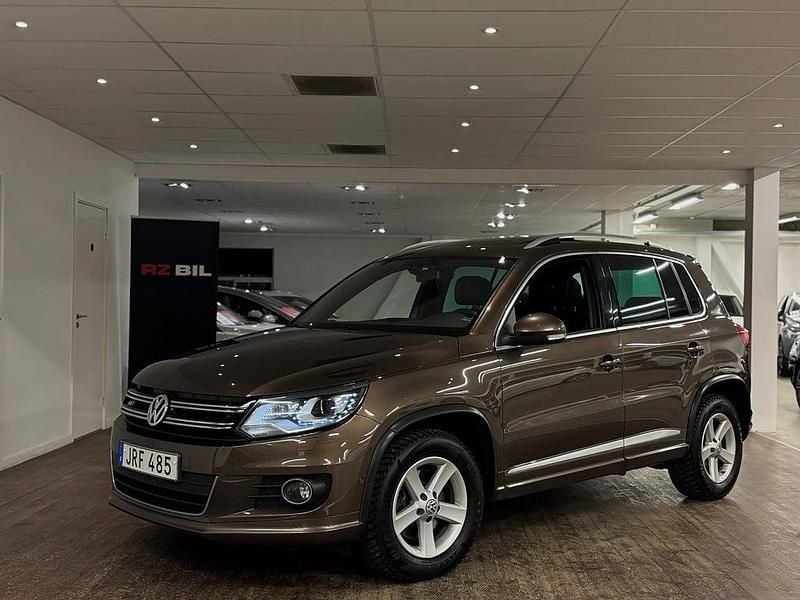 Brun Begagnad 2014 VW Tiguan R-line SUV | 139 900 kr (Marknadspris) - Bild 1/4