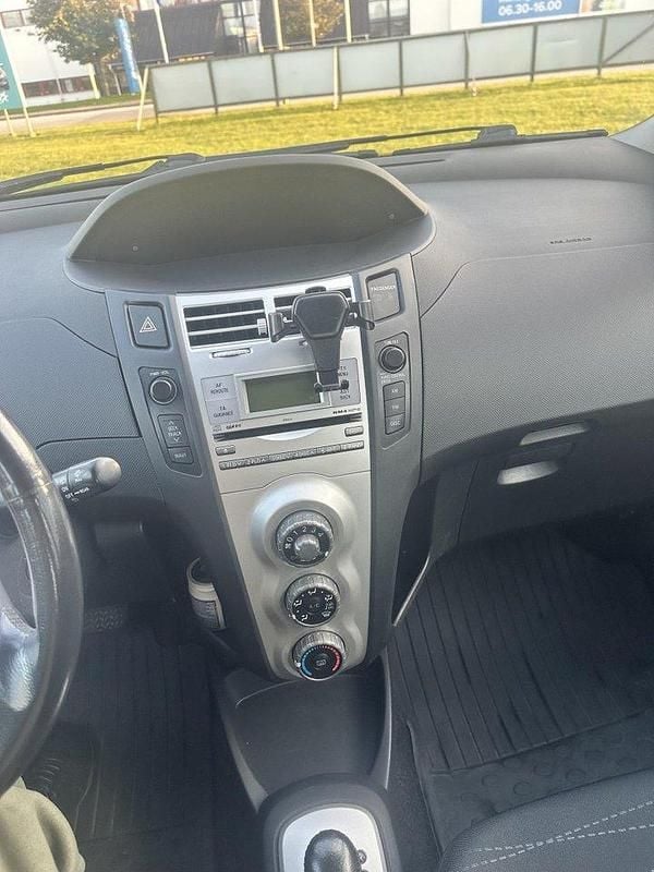 Grön Begagnad 2007 Toyota Yaris Halvkombi | 54 900 kr (Bra pris) - Bild 1/4