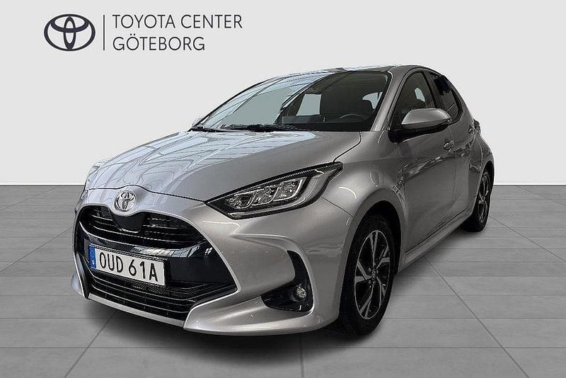 Silver Begagnad 2024 Toyota Yaris Hybrid Active Halvkombi | 259 900 kr (Lite dyr) - Bild 1/3