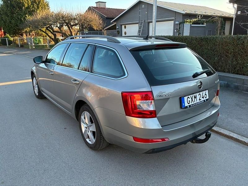 Grå metallic Begagnad 2016 Skoda Octavia Kombi | 88 000 kr (Bra pris) - Bild 1/4