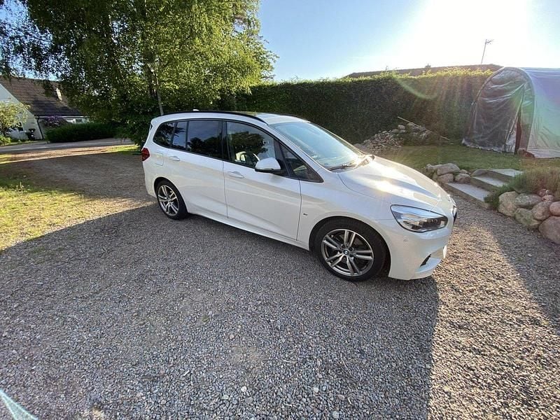 Vit Begagnad 2016 BMW 220 Gran Tourer M Sport Minibuss | 180 000 kr (Marknadspris) - Bild 1/4